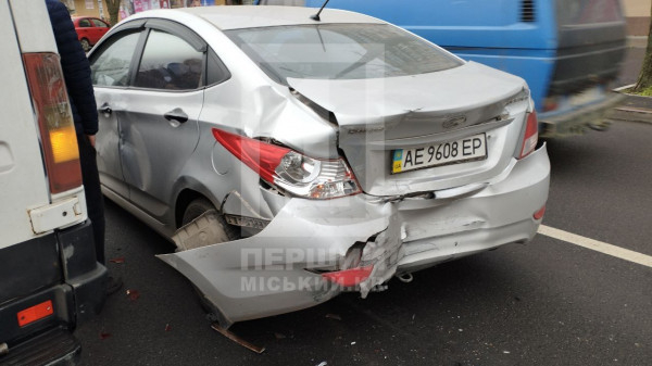 Ранкова ДТП на проспекті Миру: мікробус протаранив Hyundai через затор2
