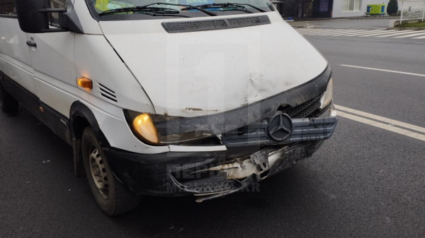 Ранкова ДТП на проспекті Миру: мікробус протаранив Hyundai через затор1