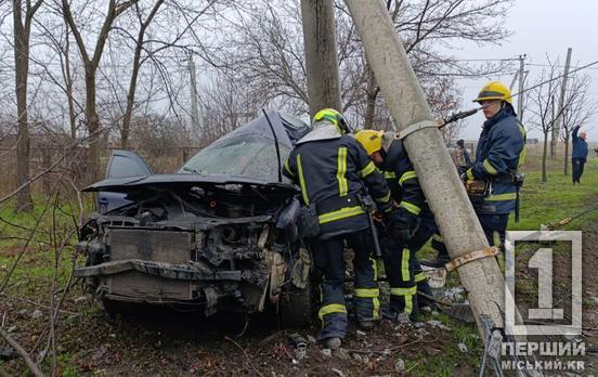 Розтрощило і машину, і електроопору: на Тернах жорстка ДТП з Volkswagen