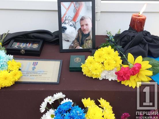 Шану віддали найближчі та небайдужі: у КГ №97 з’явився пам’ятний меморіал на честь Олександра Борисова5