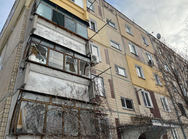 Сьогодні вдень окупанти продовжували руйнувати обстрілами Нікопольщину, двох людей поранено3