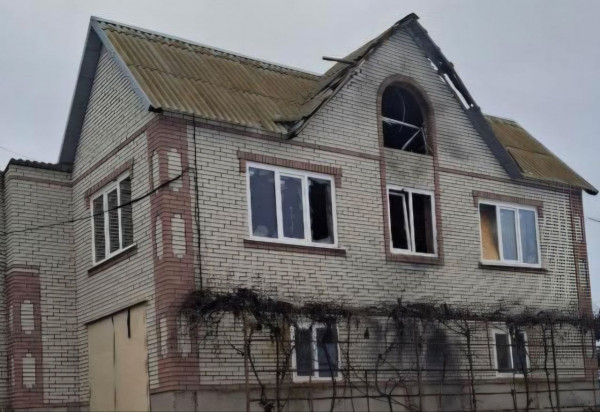 Сьогодні вдень окупанти продовжували руйнувати обстрілами Нікопольщину, двох людей поранено4