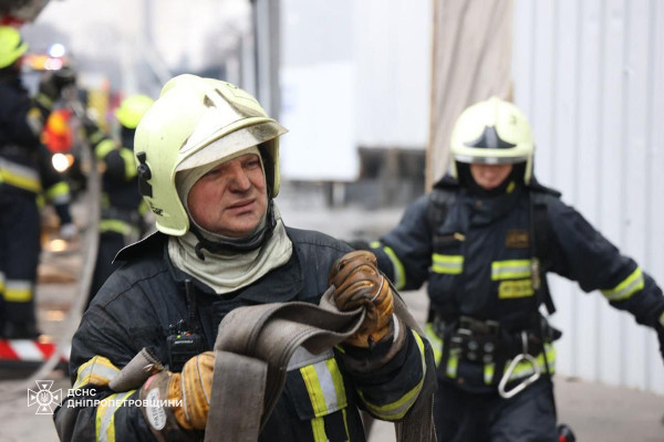Сьогодні вранці у Дніпрі ворог бив ракетами по складах з марлею і з шинами0