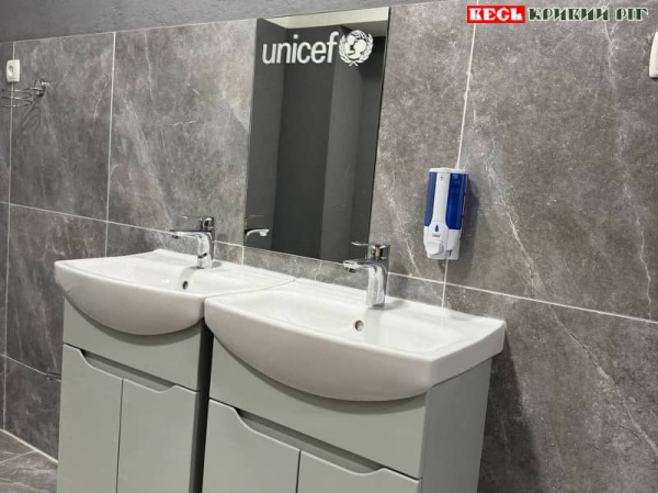 Жіночі вбиральні спортзали Криворізької гімназії №51 допоміг ремонтувати ЮНІСЕФ