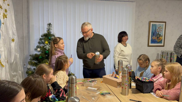 «Тепло для героїв». У Кривому Розі за підтримки Ради оборони міста стартувала акція підтримки Захисників та Захисниць. Для військових буде відправлено 3500 термосів, розписаних криворізькими дітьми – кожен малюнок унікальний4