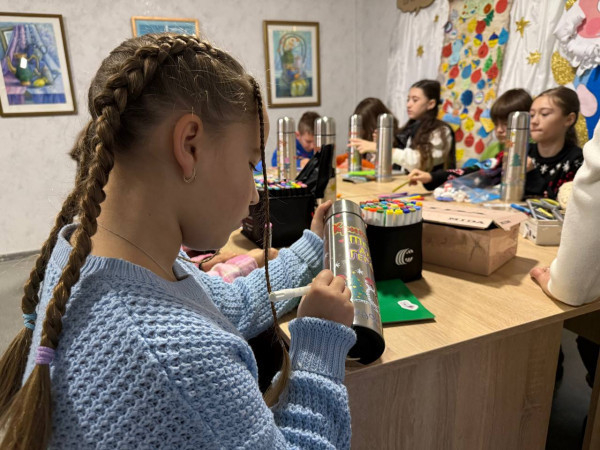 «Тепло для героїв». У Кривому Розі за підтримки Ради оборони міста стартувала акція підтримки Захисників та Захисниць. Для військових буде відправлено 3500 термосів, розписаних криворізькими дітьми – кожен малюнок унікальний1