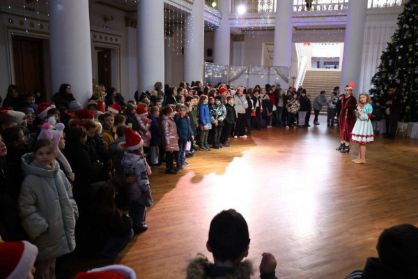 Турбота та свято попри все: у Кривому Розі триває видача подарунків та марафон різдвяних і новорічних заходів для дітей Захисників та Захисниць, а також тих, кому особливо потрібні тепло та увага3