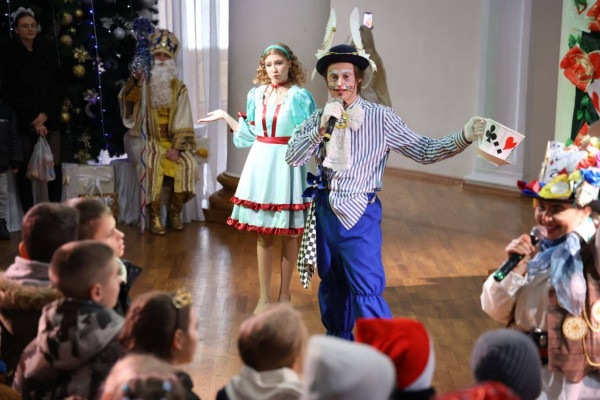 Турбота та свято попри все: у Кривому Розі триває видача подарунків та марафон різдвяних і новорічних заходів для дітей Захисників та Захисниць, а також тих, кому особливо потрібні тепло та увага6