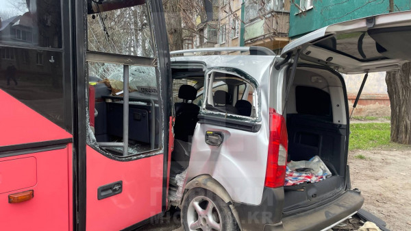 У Кривому Розі легковик врізався в дерево: водія вирізали з понівеченого авто0