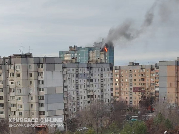 У Кривому Розі на мікрорайоні Східний-2 сильна пожежа у багатоповерхівці. ОНОВЛЕНО 10.320