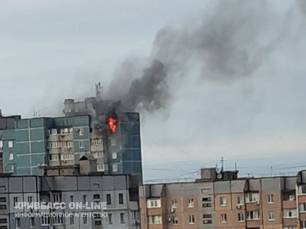 У Кривому Розі на мікрорайоні Східний-2 сильна пожежа у багатоповерхівці. ОНОВЛЕНО 10.321