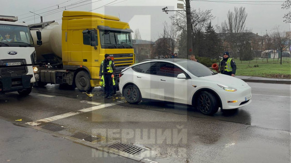 У Кривому Розі на вул. Кобилянського вантажівка в’їхала в Tesla: одна пасажирка госпіталізована0