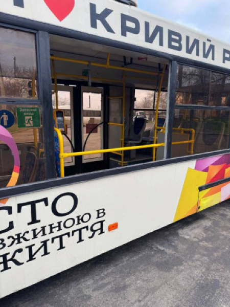 У Кривому Розі невідомі розтрощили вікно у автобусі: правоохоронці розшукують зловмисників0