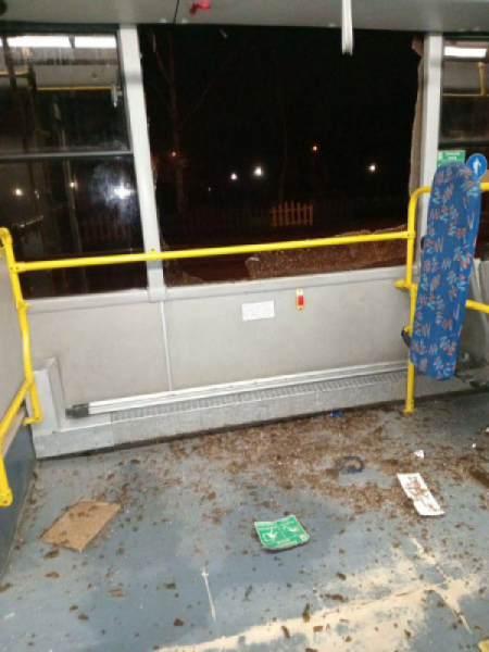 У Кривому Розі невідомі розтрощили вікно у автобусі: правоохоронці розшукують зловмисників1