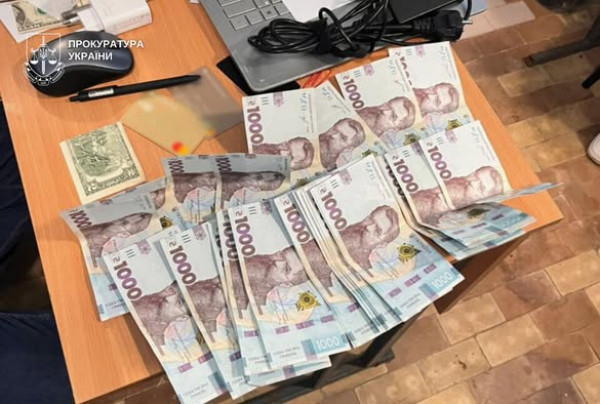 У Кривому Розі проректора вишу і двох його спільників судитимуть за організацію незаконної оборудки зі складання іспитів за гроші   0