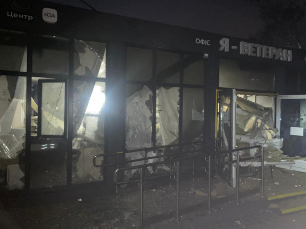 У Кривому Розі ворог обстрілом вночі зруйнував важливі адмінбудівлі7