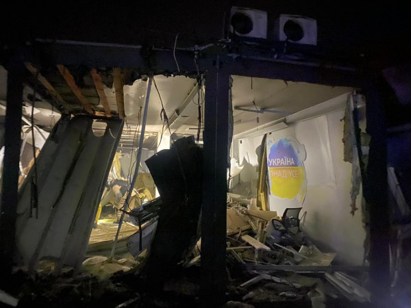 У Кривому Розі ворог обстрілом вночі зруйнував важливі адмінбудівлі6