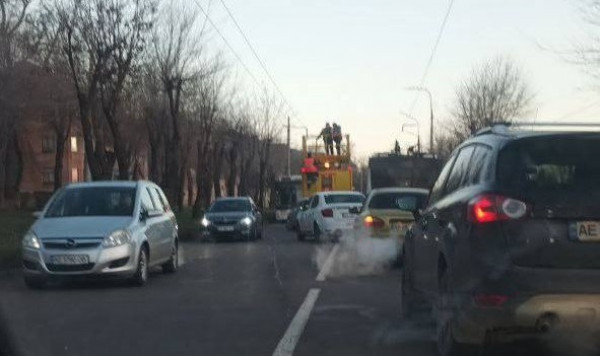 У Металургійному районі стався обрив контактної мережі: на електротранспорт поки що можна не чекати0