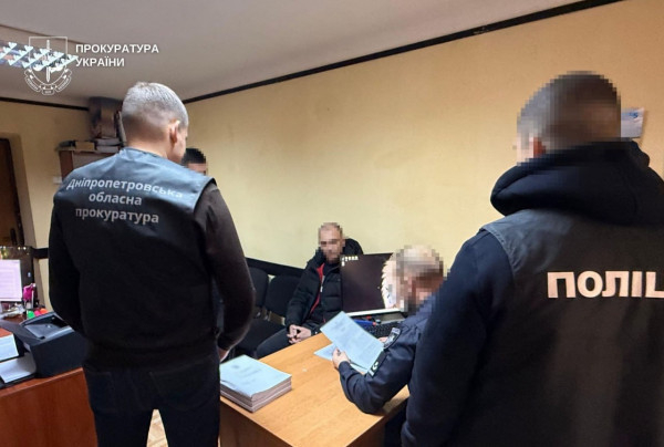 У міській раді Дніпра викрили угруповання, яке наживалося на відновленні житла після ворожих обстрілів0