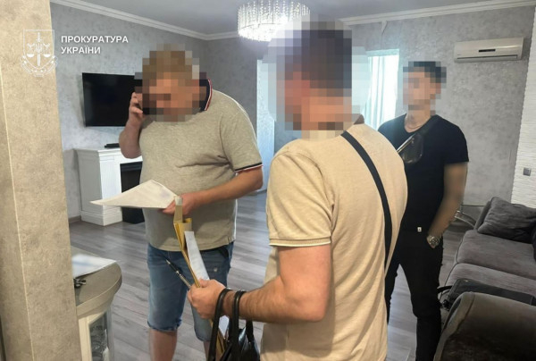 У міській раді Дніпра викрили угруповання, яке наживалося на відновленні житла після ворожих обстрілів2