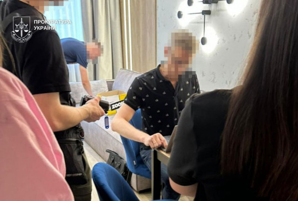 У міській раді Дніпра викрили угруповання, яке наживалося на відновленні житла після ворожих обстрілів1