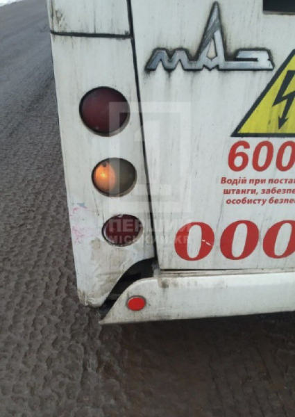 У Тернівському районі зіткнулися легковик і тролейбус0