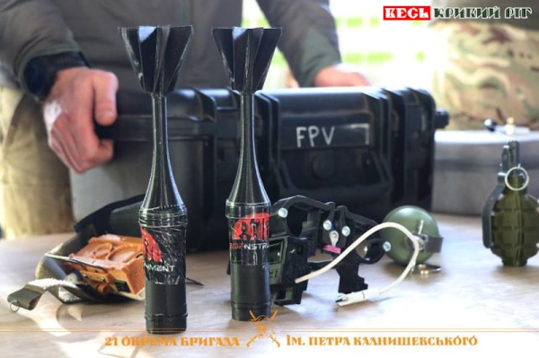 Оператори дронів 21-ї ОБр НГУ провели заняття в Криворізькому ліцеї МВС