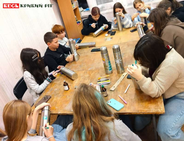 Учні художньої школи №2 розписують в Кривому Розі термоси для бійців ЗСУ