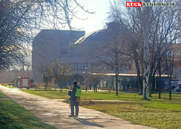 Комунальники наводять лад після прильоту шахеда по офісу ЯВетеран в Кривому Розі