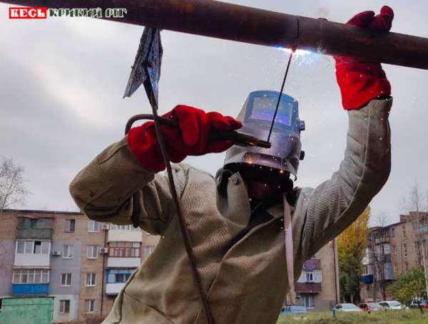 Зварювальні роботи виконує працівник Криворізької теплоцентралі