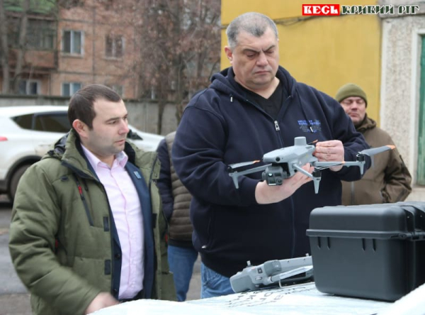 Юрій Корявченков знайомиться з обладнанням еколабораторії для Криворіжжя