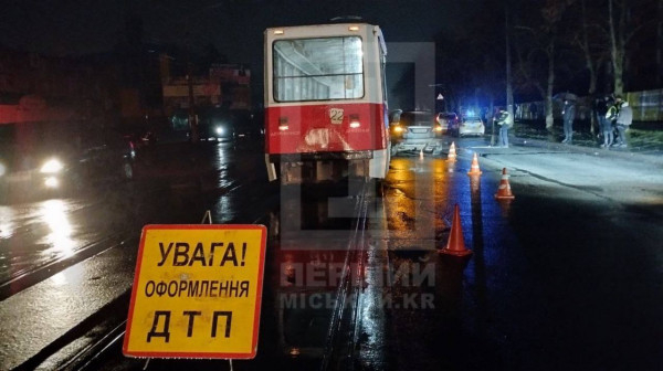 В Металургійному районі Кривого Рогу зіткнулися трамвай та Mercedes2