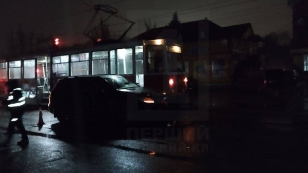 В Металургійному районі Кривого Рогу зіткнулися трамвай та Mercedes1