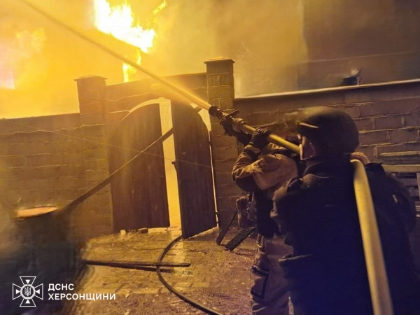 Вночі від під масованою атакою ворога був Херсон, постраждала жінка4