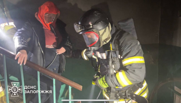 Вночі ворог поцілив безпілотником по багатоповерхівці у Запоріжжі, загорілися квартири, постраждали троє людей0