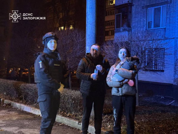 Вночі ворог поцілив безпілотником по багатоповерхівці у Запоріжжі, загорілися квартири, постраждали троє людей3