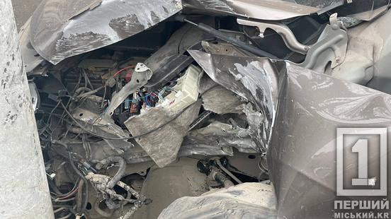 Водійку ушпитали: на 97-му кварталі Nissan протаранив стовп1