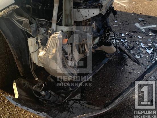 Водійку забрала «швидка»: у Кривому Розі на об’їзній зіштовхнулися фура і Mitsubishi2