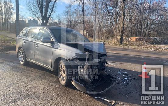 Водійку забрала «швидка»: у Кривому Розі на об’їзній зіштовхнулися фура і Mitsubishi