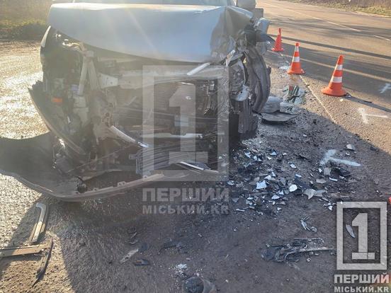 Водійку забрала «швидка»: у Кривому Розі на об’їзній зіштовхнулися фура і Mitsubishi3