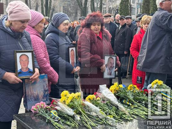 Вони зупинили розбурхану стихію некерованої ядерної реакції: криворіжці поклали квіти до знаку «Пам’яті Чорнобильців»1