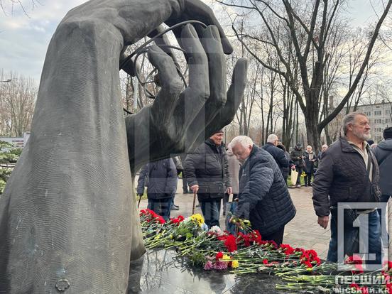 Вони зупинили розбурхану стихію некерованої ядерної реакції: криворіжці поклали квіти до знаку «Пам’яті Чорнобильців»3