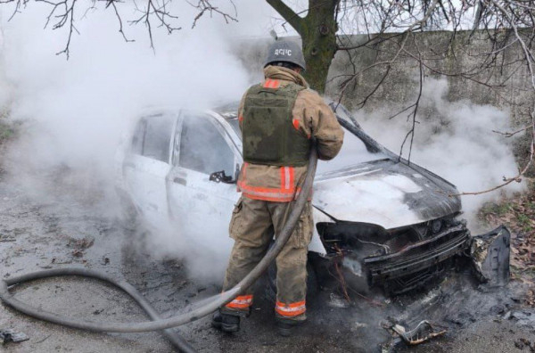 Ворожі обстріли Нікопольщини та Криворіжжя: пошкоджені будинки, підприємство й заклад освіти4