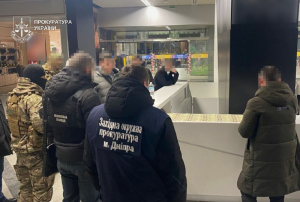 10 тисяч доларів США за незаконний виїзд: у Дніпрі повідомлено про підозру організатору схеми переправлення через кордон2
