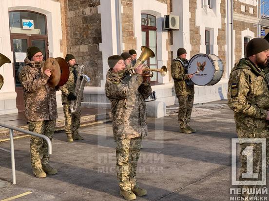Бетон не витримав, а воїни стояли, звитягою дивуючи весь світ: у Кривому Розі вшанували пам'ять захисників Донецького аеропорту2