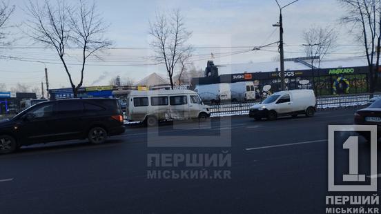 Дорогу вкрило дрібними уламками: на проспекті Миру вдарилися два Mercedes4