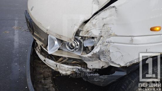 Дорогу вкрило дрібними уламками: на проспекті Миру вдарилися два Mercedes3