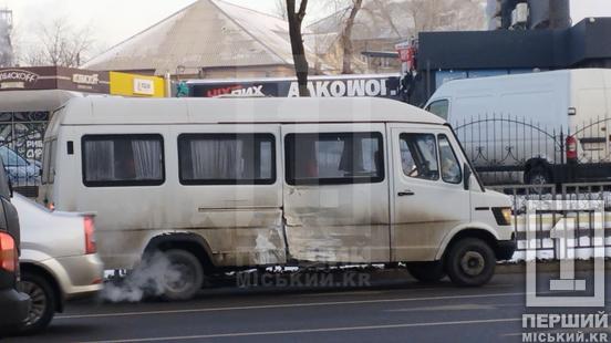 Дорогу вкрило дрібними уламками: на проспекті Миру вдарилися два Mercedes5