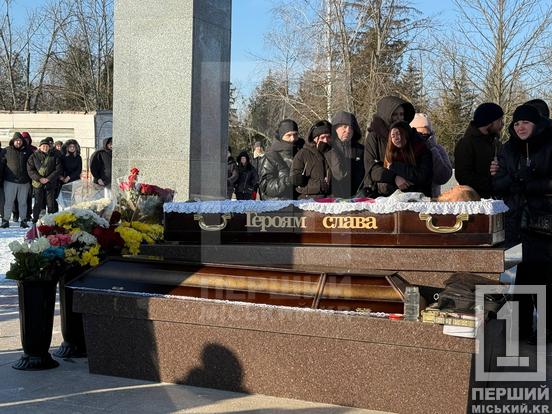 Говорив із коханою до останнього подиху: у Кривому Розі попрощалися з полеглим воїном Віктором Кушніром2