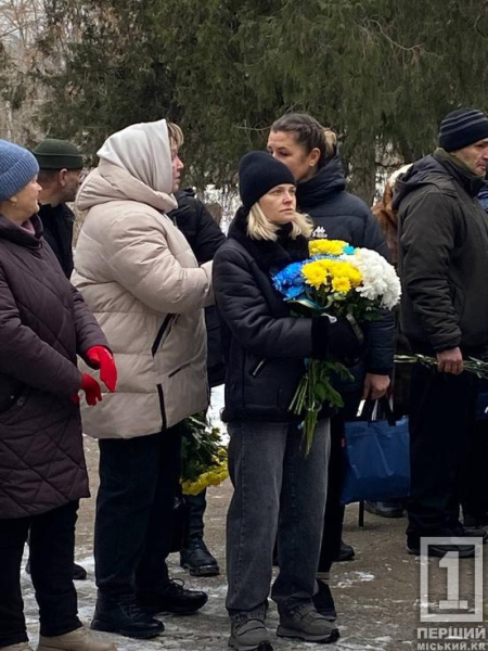 Іменні таблички на знак пошани до подвигів: у Кривому Розі вшанували пам’ять полеглих військовиків Костянтина Пелешка, Сергія Чомка та Богдана Леніка3